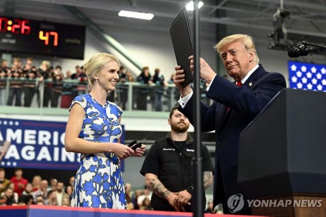 Tổng thống Trump giơ sắc lệnh hành pháp trong cuộc vận động tranh cử tại Alaska
AFP  Yonhap
