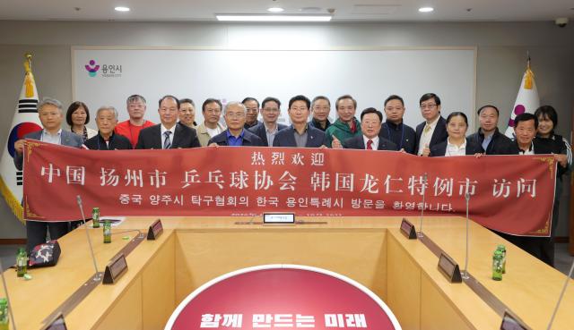 이상일 시장이 양저우시탁구협회 관계자들과 기념촬영을 하고 있다사진용인시