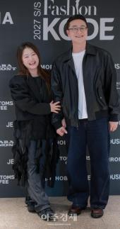 [포토] ​​​​​​​김원효·심진화 부부, 제니하우스 패션쇼 참석 (패션코드 2027)
