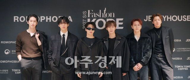 펜타곤이 14일 서울 강남구 섬유센터에서 열린 패션코드FASHION KODE 2027 SS 크로모포비아 × 제니하우스 패션쇼 참석에 앞서 포즈를 취하고 있다 20261014사진유대길 기자 dbeorlf123ajunewscom