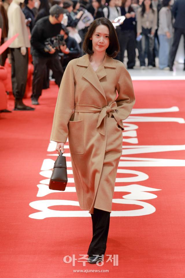الفنانة إيم يون-آ تحضر حفل افتتاح متجر ماكس مارا المنبثق في سيول