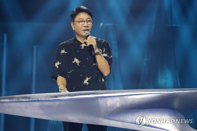 Lee Soo-man phát biểu chào mừng
Goyang  Yonhap – Ông Lee Soo-man nhà sản xuất chủ chốt của A2O Entertainment phát biểu chào mừng tại chương trình ra mắt toàn cầu của các nhóm nhạc thần tượng thuộc A2O Entertainment mang tên “WELCOME TO SOULITE From A2O SOUL A2O LITE” tổ chức ngày 1210 tại KINTEX thành phố Goyang tỉnh Gyeonggi