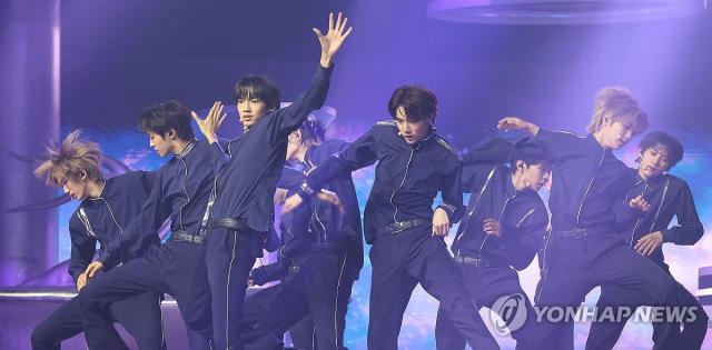 A2O SOUL ra mắt đầy ấn tượng
Goyang  Yonhap – Nhóm nhạc nam A2O SOUL biểu diễn tại chương trình ra mắt toàn cầu của các nhóm nhạc thần tượng thuộc A2O Entertainment mang tên “WELCOME TO SOULITE From A2O SOUL A2O LITE” tổ chức ngày 1210 tại KINTEX thành phố Goyang tỉnh Gyeonggi 12102026 Ảnh Kang Min-ji  Yonhap