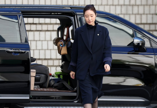 공천 헌금 1억원을 수수한 혐의로 기소된 강선우 무소속 의원이 14일 서울 서초구 서울중앙지방법원에서 열린 1심 선고 공판에 출석하고 있다 사진연합뉴스