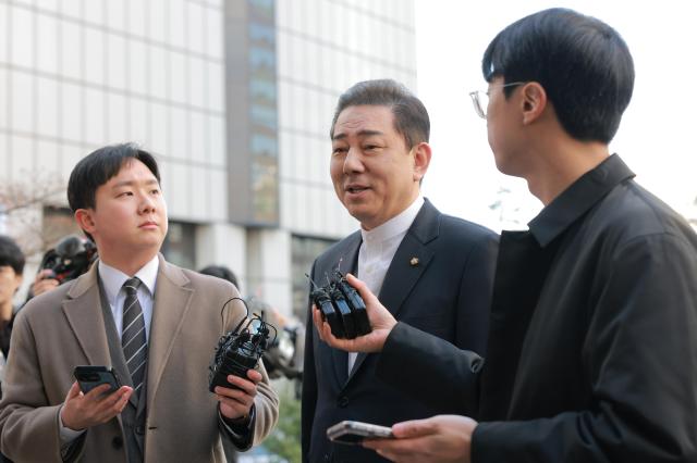 뇌물수수와 직권남용 위계에 의한 업무방해 등 혐의를 받는 무소속 김병기 국회의원이 26일 오전 서울 마포구 서울경찰청 공공범죄수사대에 피의자 신분으로 출석하고 있다 20260226사진유대길 기자 dbeorlf123ajunewscom