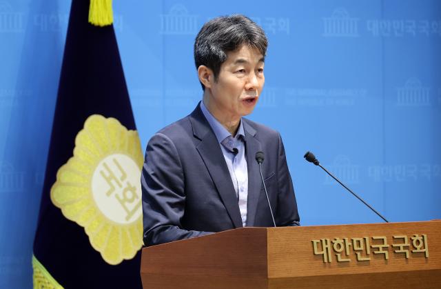 윤건영 더불어민주당 의원이 지난 8월 19일 국회 소통관에서 기자회견을 열고 윤석열 정부 국정원의 계엄 사전 공모 및 조직적 계엄 가담 의혹과 관련해 발언하고 있다 사진연합뉴스