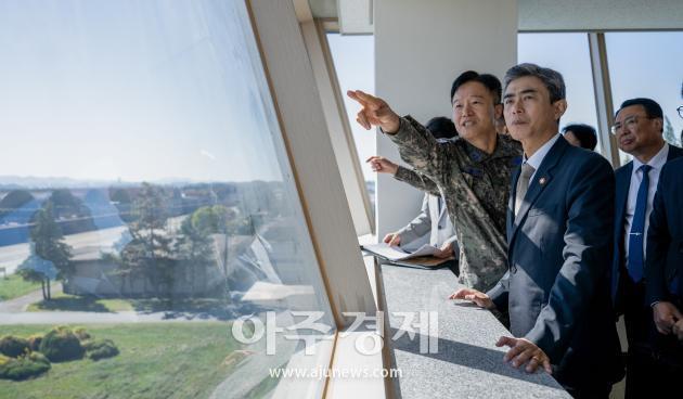 강신철 국방부장관이 14일 광주군공항을 방문해 공군 관계자들의 설명을 듣고 있다 사진국방부