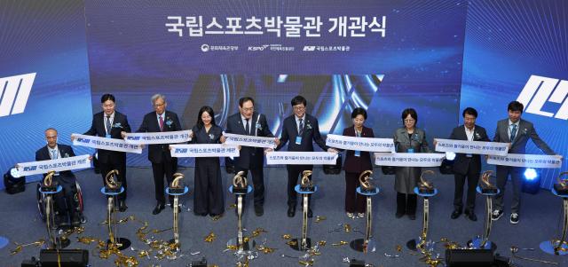 최휘영 문화체육관광부 장관이 15일 서울 송파구 국립스포츠박물관에서 열린 개관식 행사에 참석해 기념촬영을 하고 있다 사진문화체육관광부