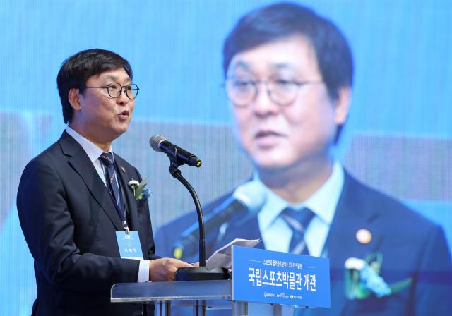 최휘영 문화체육관광부 장관이 15일 서울 송파구 국립스포츠박물관에서 열린 개관식 행사에 참석해 축사를 하고 있다 사진문화체육관광부