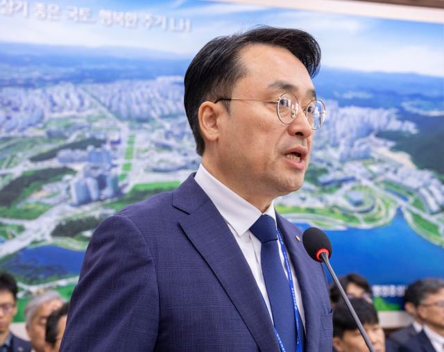 이헌욱 한국부동산원 원장이 15일 국회 국토교통위원회에서 열린 국정감사에 출석해 기관 보고를 하고 있다 사진연합뉴스