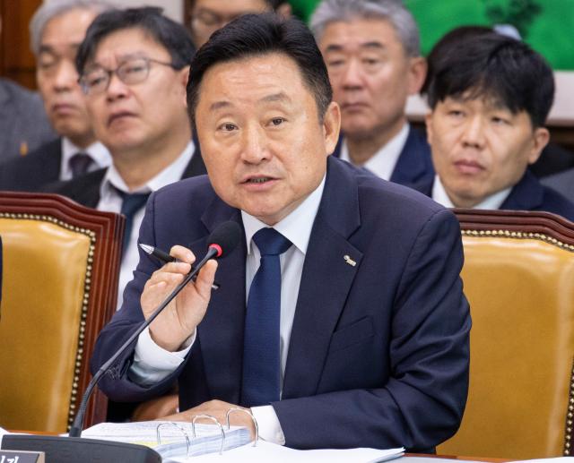 최인호 주택보증공사 사장이 15일 국회 국토교통위원회에서 열린 국정감사에 출석해 의원 질의에 답하고 있다 사진연합뉴스