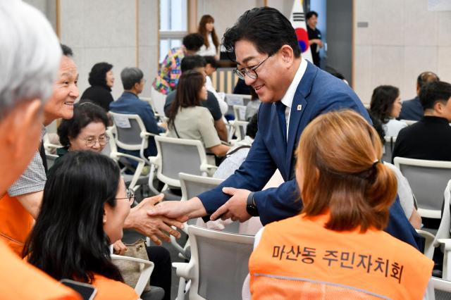 이기형 김포시장이 시민들과 면담을 실시하며 소통 행보를 진행하고 있다 사진김포시