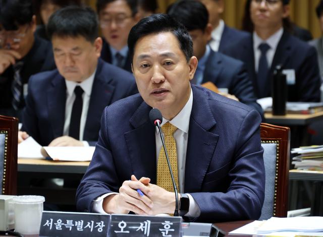 오세훈 서울시장이 15일 서울시청에서 열린 행정안전위원회 국정감사에서 위원 질의에 답하고 있다 사진연합뉴스