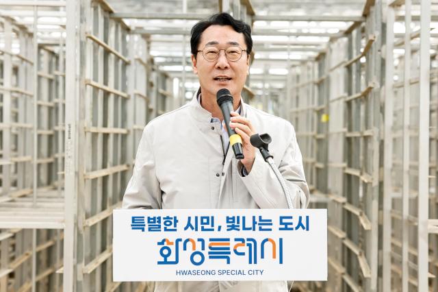 정명근 화성특례시장이 수향미 벼베기 행사에서 인사말을 하고 있다 사진화성시