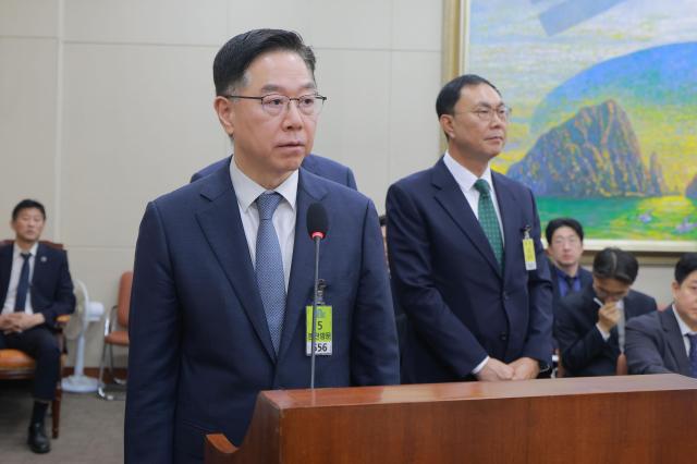 송명준 HD현대오일뱅크 대표가 12일 서울 여의도 국회에서 열린 정무위원회 국정감사에서 의원 질의에 답하고 있다 사진아주뉴스