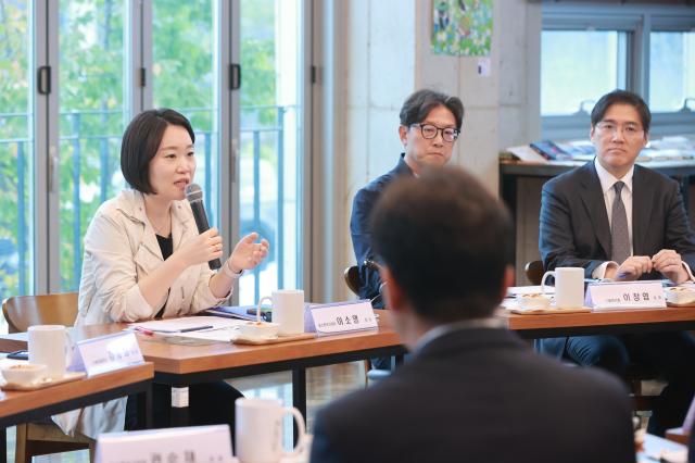 이소영 중소벤처기업부 장관이 15일 충남 천안 엘케이캠에서 열린 ‘점프업Jump-up 프로그램’ 참여 기업 대상 현장 간담회에서 발언하고 있다 사진중소벤처기업부