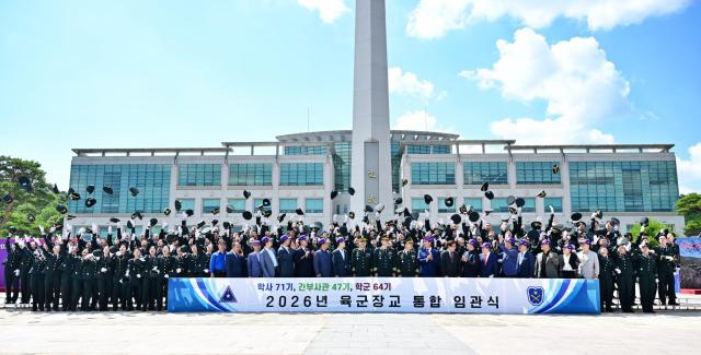 지난 6월 육군학생군사학교에서 열린 2026년 육군 장교 통합임관식에서 신임장교들이 정모를 하늘로 던지며 임관을 자축하고 있는 모습사진육군 제공