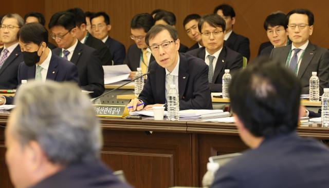 15일 정무위 국정감사에서 정정훈 캠코 사장이 의원 질의에 답하고 있다 사진연합뉴스