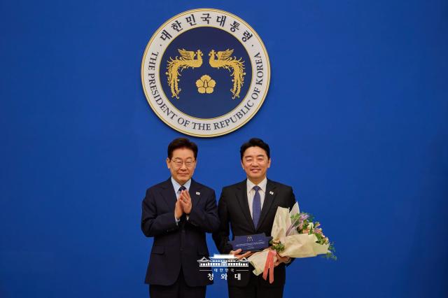 Lees approval rating inches up to 44%