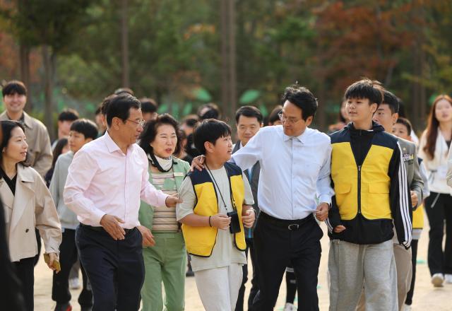 안민석 경기도교육감이 15일 오전 하남 감일초등학교에서 이현재하남시장심상웅 광주하남교육장교장학부모등이 참석한 가운데 오아시스 체육활동을 하고있다 사진경기도교육청
