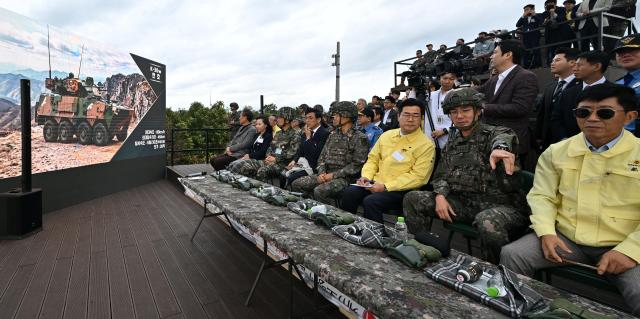 박찬대 인천광역시장이 15일 장도훈련장에서 26년 수도군단 합동실기동훈련을 참관하고 있다 사진인천시