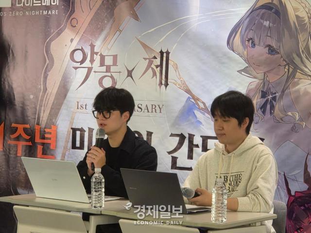 최승현 스마일게이트 카오스 제로 나이트메어 PD왼쪽가 질문에 대답하고 있다 사진류청빛 기자