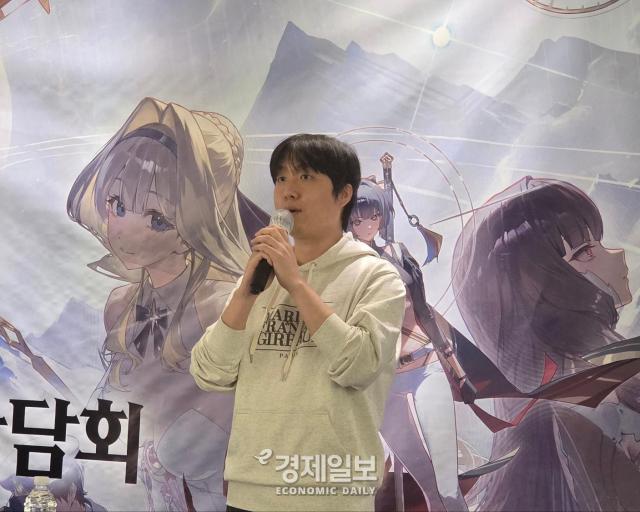 김기범 스마일게이트 카오스 제로 나이트메어 DD가 무대 위에서 인사를 하고 있다 사진류청빛 기자