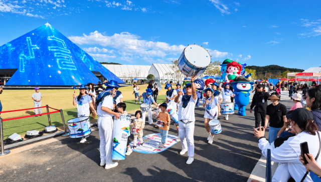 2026여수세계섬박람회장을 찾은 관람객들이 거리공연을 즐기며 축제 분위기를 만끽하고 있다 지난 9월 5일 개막한 섬박람회는 10월 14일까지 누적 관람객 125만여명을 기록하며 세계 섬의 문화와 지속가능한 미래 가치를 알리고 있다사진2026여수세계섬박람회조직위원회