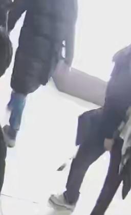 휴대전화를 떨어뜨리는 남성 출처연합뉴스송파경찰서