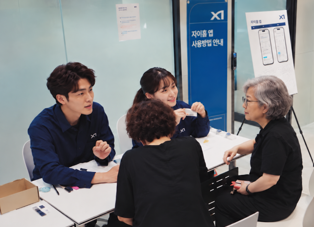 GS건설 임직원이 ‘자이 시니어 온보딩’ 행사를 통해 입주민에게 자이홈 활용법을 설명하고 있다 사진GS건설