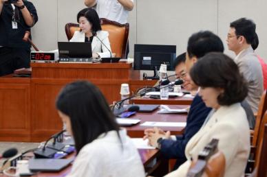 [2026 국감] 제자 강제추행 혐의 경기대 총장 동행명령장 발부