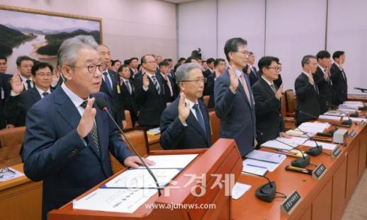 [포토] 증인 선서하는 ​​​​​​​강호동 농협회장