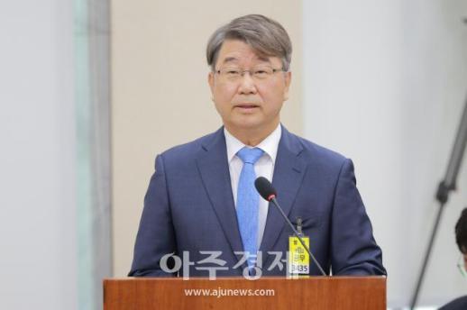 [포토] 업무보고 하는 ​​​​​​​김지형 경사노위 위원장