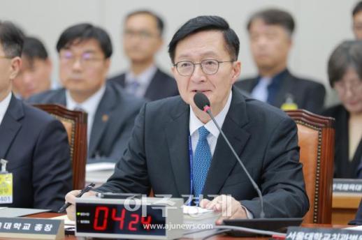 [포토] 질의에 답하는 ​​​​​​​유홍림 서울대 총장