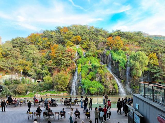 Thác Hongje nhìn từ quán Cafe Waterfall
Ảnh do quận Seodaemun cung cấp