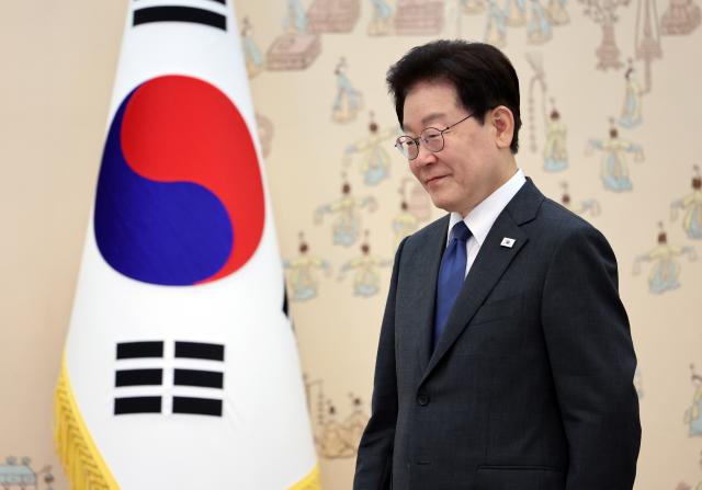 이재명 대통령이 12일 청와대에서 주한대사 신임장 제정식을 마친 후 행사장을 나서고 있다사진연합뉴스
