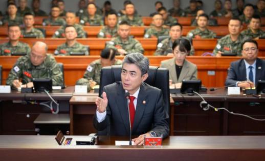 强信哲国防部长访问海军陆战队，推动现代机动战的转型