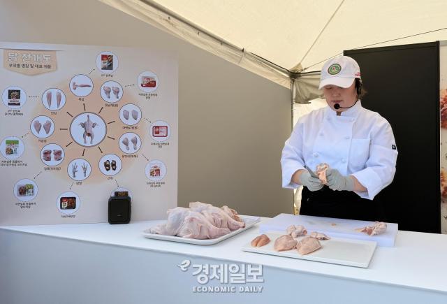 닭 해체쇼 모습 사진정보운 기자