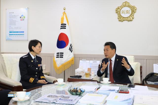 김원학 의장오른쪽과 박민숙 서장왼쪽은 지역사회의 안전과 치안 현안을 폭넓게 논의했다 사진삼척시의회