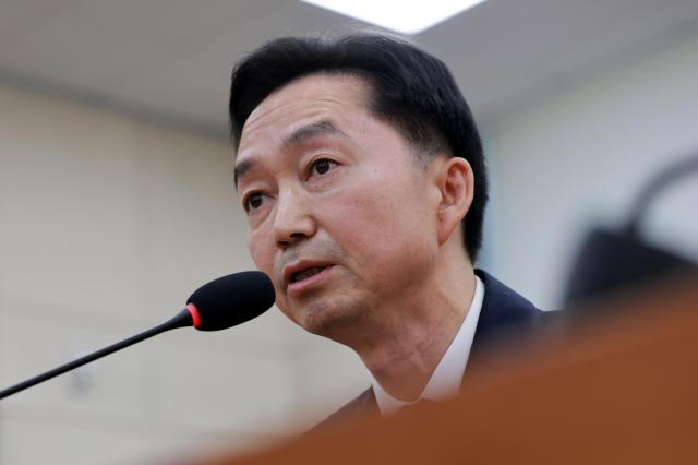 김지용 초대 중대범죄수사청장 후보자가 14일 국회 행정안전위원회에서 열린 인사청문회에서 행안위원 질의에 답하고 있다 사진연합뉴스