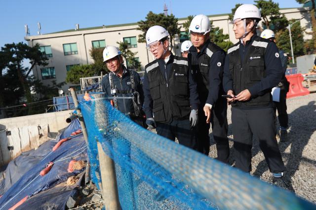 韩国劳动部长金英勋突击检查釜山建筑工地，强调发现崩塌风险应立即停工