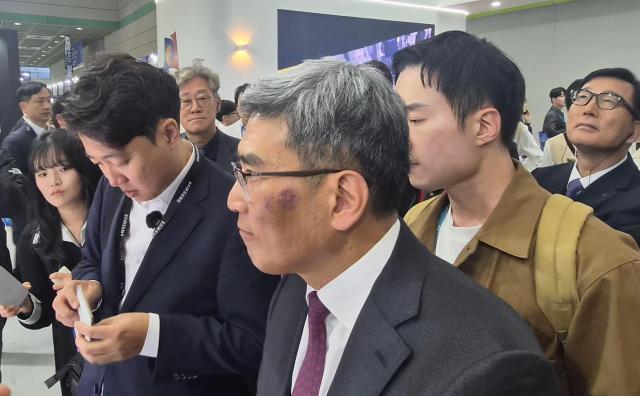 Samsung Electronics President Song Jae-hyuk tours exhibits alongside lawmaker Lee Jun-seok at SEDEX 2026 AJP Candice Kim