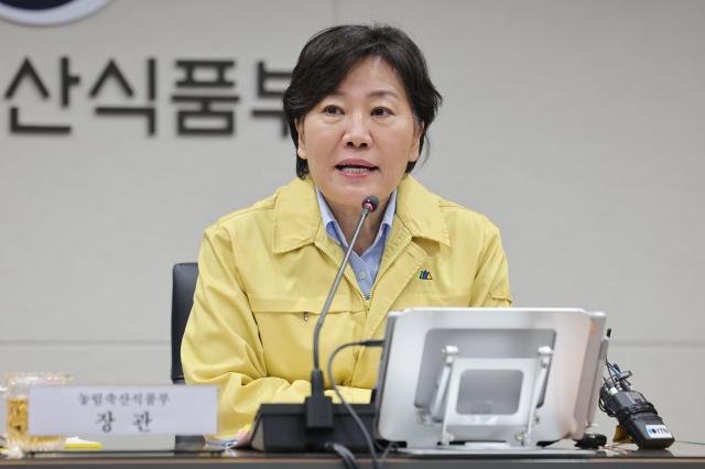 송미령 장관 겨울철 특별방역대책기간 가축전염병 대비 상황점검회의
세종연합뉴스 서대연 기자 송미령 농림축산식품부 장관이 15일 세종시 정부세종청사 농림축산식품부 재난상황실에서 열린 겨울철 특별방역대책기간 가축전염병 대비 상황점검회의를 주재하고 있다 20261015