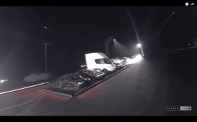 Tesla ra mắt mẫu Roadster mới có khả năng bay qua 5 chiếc xe