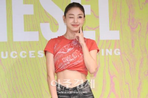 [포토] 트와이스 지효, 윙크와 함께 볼콕~