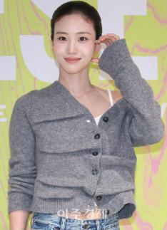 [포토] 홍화연, 귀여운 미소와 함께 볼 하트