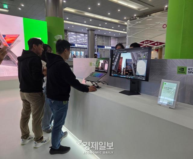 엔비디아 관계자가 3D로 구현된 도시를 RTX 스파크가 탑재된 노트북으로 선보이고 있다 사진류청빛 기자