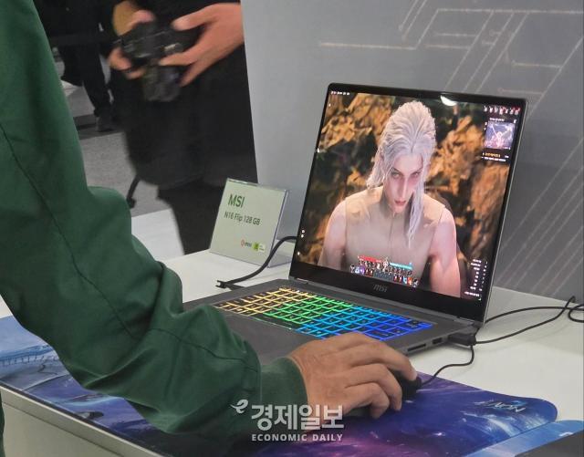 엔비디아의 RTX 스파크 기반 노트북으로 게임을 구동하고 있다 사진류청빛 기자
