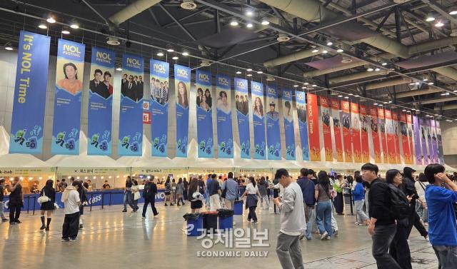 실내에 위치한 FB 존에서 방문객들이 음식과 음료를 취식하고 있다 사진류청빛 기자