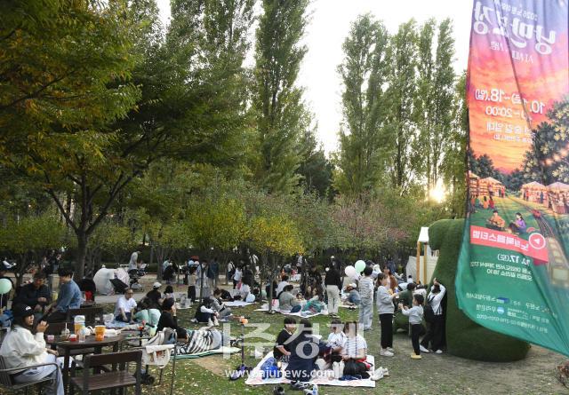 مكتبة خارجية رومانسية في ممر غابات خط سكة حديد경춘 بحي نوون بسيول